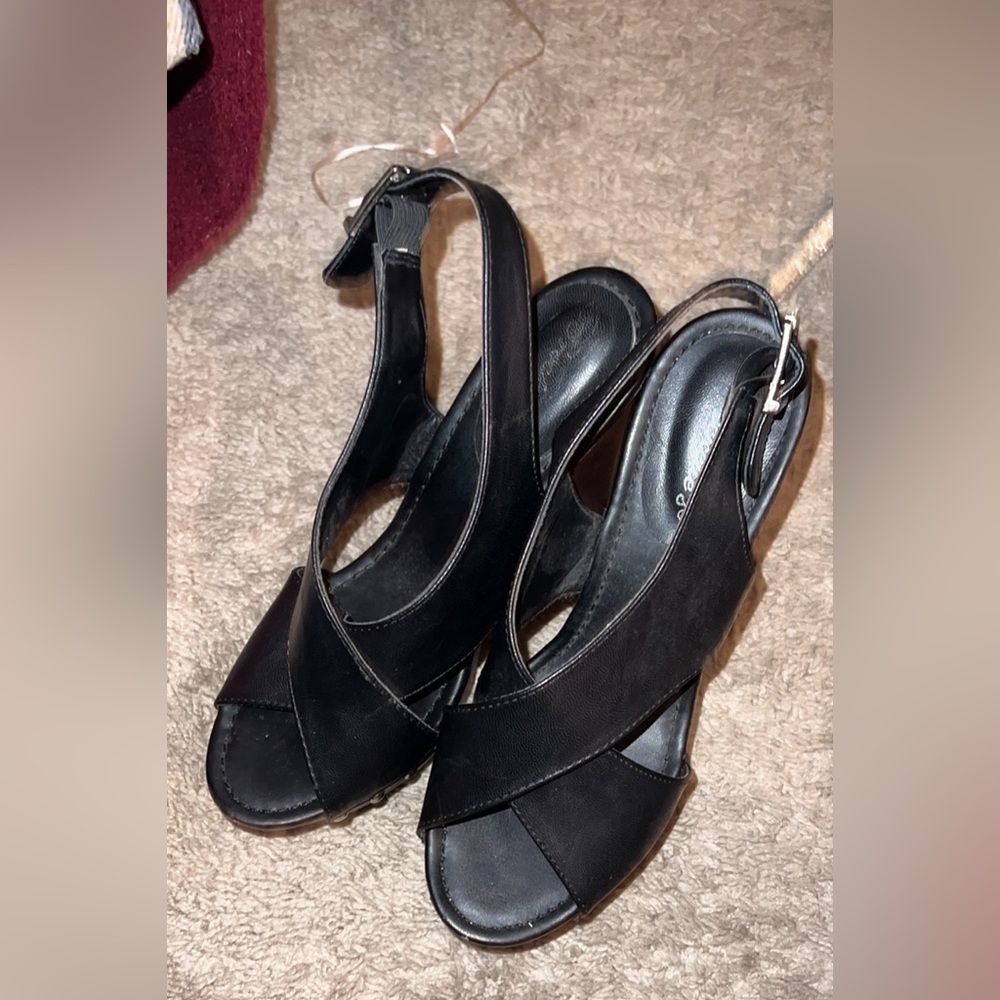 Worn a few times . the straps are adjustable.